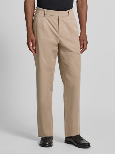 Männermodel trägt Loose Fit Bundfaltenhose mit Gesäßtaschen von MCNEAL aus Baumwoll-Elasthan-Mix in Beige, Ganzkörperansicht von vorne, Herren, Bundweite bei Größe 50: 45 cm, Innenbeinlänge bei Größe 50: 77 cm.