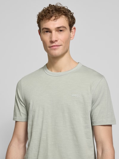 Männermodel trägt Regular Fit T-Shirt aus reiner Baumwolle Modell 'TEGOOD' von BOSS Orange, unifarben, Label Patch, Nahaufnahme Oberkörper.