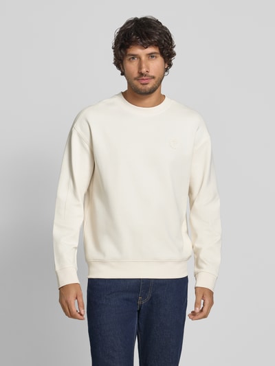 Männermodel trägt Sweatshirt mit Label-Patch Modell 'Juanfrancisco' von JOOP! Collection in Offwhite, Rundhalsausschnitt, Ganzkörperansicht von vorne