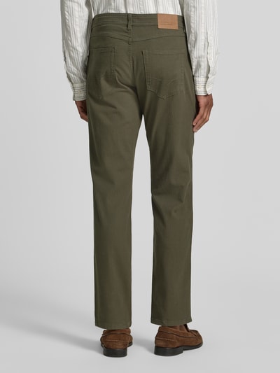 Mężczyznamodel nosi Slim Fit Jeans im 5-Pocket-Design von Christian Berg Men, zielony, mieszanka bawełny, Ganzkörperansicht Rückansicht