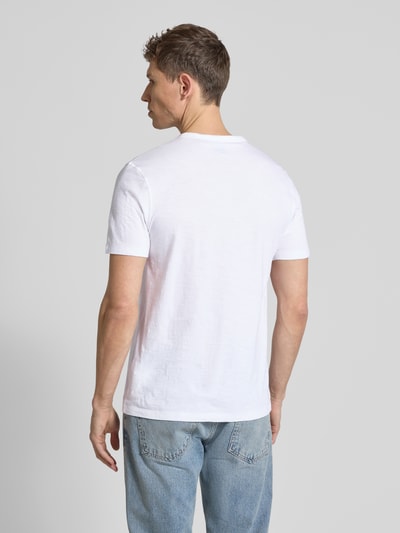 Männermodel trägt Regular Fit T-Shirt aus strukturierter Baumwolle Modell 'TEGOOD' von BOSS Orange in Weiß, unifarben, kurzarm, Ganzkörperansicht Rückansicht.