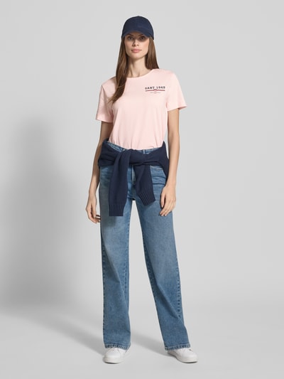 Gant T-shirt o kroju regular fit z czystej bawełny z nadrukiem z logo Różowy 1