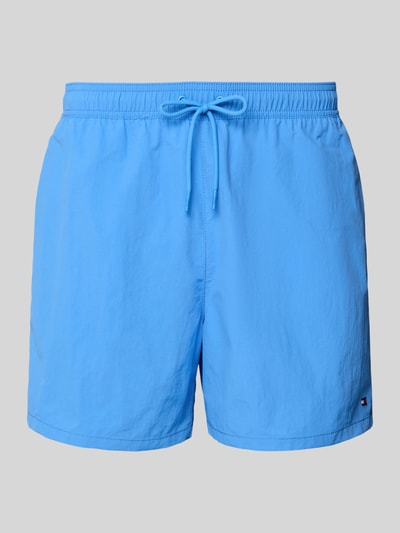 Produktfoto, Regular Fit Badehose mit Logo Stitching von Tommy Hilfiger in Unifarbe Blau, mit Tunnelzug am Bund und seitlichen Eingrifftaschen.