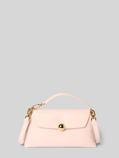 Produktfoto, Umhängetasche mit Label-Detail Modell 'SFERA' von FURLA in hellem Rosaton mit Umschlag, Druckknopfverschluss, Hauptfach, verstellbarer Schultergurt, Maße 23 cm Breite, 14 cm Länge, 9 cm Tiefe, Schulterriemen 110 cm