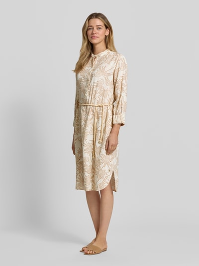 Frauenmodel trägt Tunikakleid aus Leinen-Viskose-Mix von Fynch-Hatton mit Knopfleiste, Bindegürtel, 3/4-Arm, taillierter Passform, Midikleid, beige mit floralen Mustern, Rückenlänge 107 cm, Brustweite 51 cm, Ärmellänge 51 cm, Ganzkörperansicht von vorne.