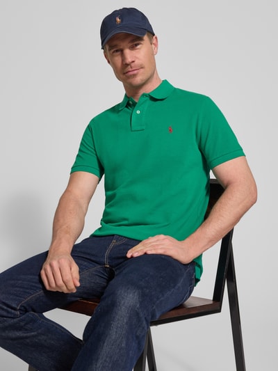 Männermodel trägt Regular Fit Poloshirt aus reiner Baumwolle von Polo Ralph Lauren, Optik: Unifarben, Logo-Detail, Polokragen, Piqué, Kurzarm, Ganzkörperansicht von vorne.