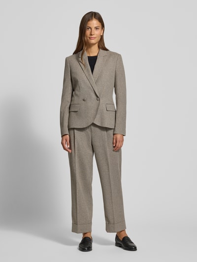Vrouwenmodel draagt Hose mit Bügelfalten und Eingrifftaschen van Christian Berg Woman Selection in materiaalmix met viscose, relaxed fit, persplooien, steekzakken, achterzakken, kleur lichtbruin, ganzkörperansicht van voren.
