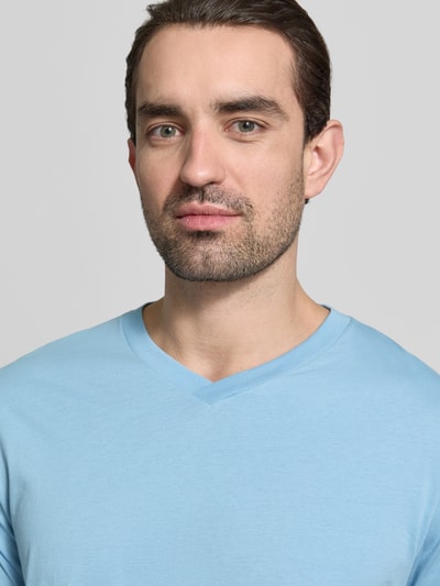 Männermodel trägt ein hellblaues T-Shirt mit V-Ausschnitt von Schiesser aus reiner Baumwolle, Regular Fit, Nahaufnahme Oberkörper.