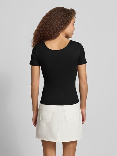 Frauenmodel trägt Slim Fit T-Shirt aus Baumwoll-Mix Modell 'SIMPLE' von Only, Optik: Unifarben, Ripp-Struktur, Ganzkörperansicht Rückansicht.