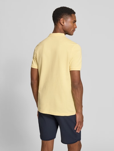 Męski model nosi Slim Fit Poloshirt mit Stehkragen von HECHTER PARIS, żółta bawełna, krój slim fit, widok całej sylwetki z tyłu.