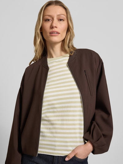 Frauenmodel trägt T-Shirt mit Rundhalsausschnitt und Label-Stitching von Gant aus Reine Baumwolle, Regular-Fit, Rückenlänge 56 cm, Nahaufnahme Oberkörper.