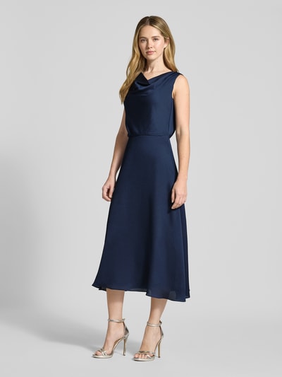 Kobiece modelka nosi Cocktailkleid in Midilänge mit Wasserfall-Ausschnitt von SWING, taliowany krój, fakturowany wzór, długość midi, halka pod spódnicę, wycięcie w kształcie łezki z tyłu, wszyty zamek błyskawiczny, kolor granatowy, przód i bok, całopostaciowy widok