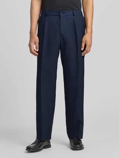Männermodel trägt Leinenhose mit Bügelfalte Modell 'DiUnic' von Zuitable in Dunkelblau, Straight Fit, Eingrifftaschen, Ganzkörperansicht von vorne.