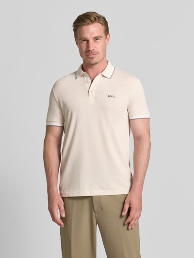 Męski model nosi Regular Fit koszulkę polo z czystej bawełny model 'PADDY' od BOSS Green w kolorze beżowym, gładka faktura, Ganzkörperansicht von vorne.