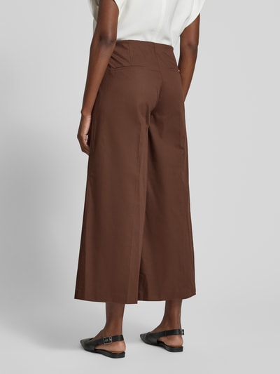 Frauenmodel trägt Culotte mit Eingrifftaschen Modell 'Jenny' von TONI in Braun, weiter Schnitt, Baumwoll-Mix, Bügelfalten, Ganzkörperansicht Rückansicht.