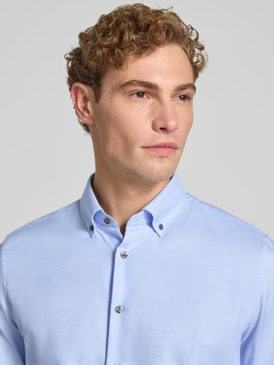 Männermodel trägt lichtblauw slim fit zakelijk overhemd uit puur katoen, Slim Fit Businesshemd aus reiner Baumwolle van Seidensticker, nahaufnahme bovenlichaam. Heren Businesshemd van Seidensticker.