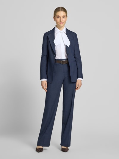 Frauenmodel trägt Schluppenbluse im Allover-Look mit Hemdblusenkragen von windsor., weiße Baumwolle, Regular Fit, Ganzkörperansicht von vorne.