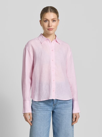 Frauenmodel trägt Regular Fit Hemdbluse aus reinen Leinen von Christian Berg Woman Selection, rosa, glatte Struktur, Ganzkörperansicht von vorne.