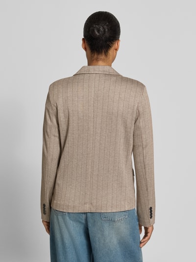 Frauenmodel trägt Blazer mit Viskose-Anteil Modell 'Bonnie' von FREE/QUENT in Beige mit feiner Textur, Ganzkörperansicht Rückansicht. Elastischer Material-Mix, eng anliegende Passform, Reverskragen, Rückenlänge 59 cm, Brustweite 48 cm, Ärmellänge 61 cm.