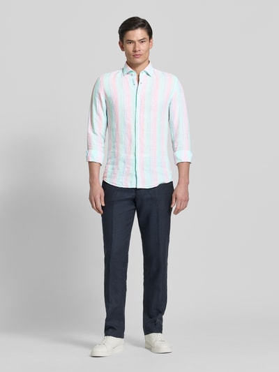 Männermodel trägt Slim Fit Leinenhemd mit Kentkragen von SEIDENSTICKER, gestreift in Pastellfarben, Langärmelig, Ganzkörperansicht von vorne. Rückenlänge 75 cm, Schulterbreite 44 cm, Ärmellänge 64 cm, reine Leinen, durchgängige Knopfleiste.