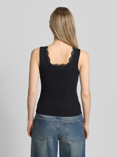 Frauenmodel trägt Regular Fit Top mit Spitzenbesatz von Jake*s Casual in Schwarz, körpernahe Passform, ärmelloses Design, Rückenlänge 37 cm, Ganzkörperansicht Rückansicht.
