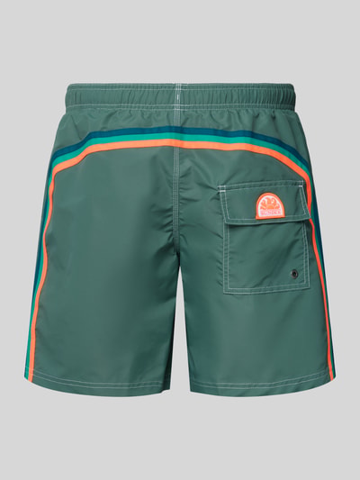 Produktfoto, Badehose mit elastischem Bund Modell 'UNI SHORTS NEON' von Sundek in Grün mit orangen und blauen Streifen, Regular Fit, Rückansicht.