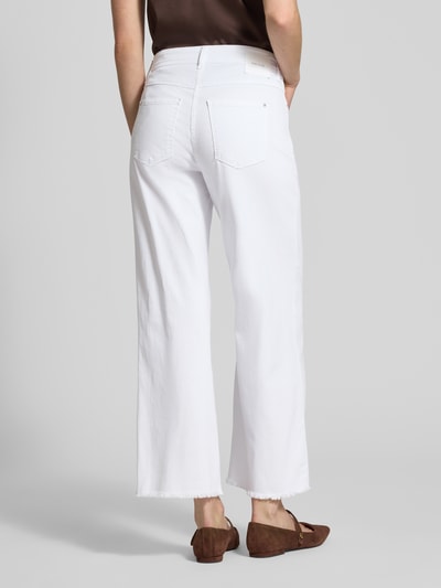 Vrouwenmodel draagt Wide Fit Jeans-Culotte uit katoenmix model 'DREAM' van MAC, wit, 5-pocket, labelpatch, verkorte pasvorm, uitlopende pijpen, vezelmix, achteraanzicht volledige lichaamsopname.