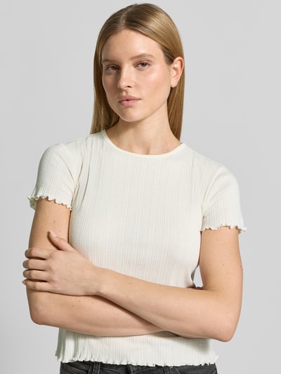 Frauenmodel trägt T-Shirt mit Muschelsaum von JAKE*S STUDIO WOMAN, reine Baumwolle, weiß, Rundhalsausschnitt, Nahaufnahme Oberkörper