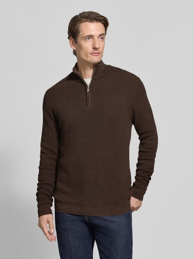 Männermodel trägt Slim Fit Troyer aus Baumwoll-Mix von Matinique in Braun, gerippter Bund, Langarm, Ganzkörperansicht von vorne, Herren Sweatshirt.