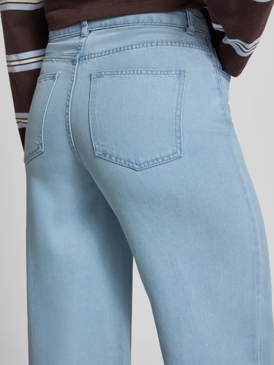 Frauenmodel trägt Wide Leg Jeans aus Lyocell-Mix Modell 'SMIDI' von Pieces in heller Denim-Optik mit 5-Pocket-Design, Detailaufnahme Rückansicht.