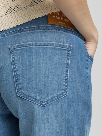 Frauenmodel trägt Bermudas mit Eingrifftaschen Modell 'Summer Clean' von MAC aus Baumwoll-Mix mit Stretch-Anteil, Detailaufnahme Gesäßbereich.