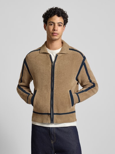 Männermodel trägt Regular Fit Strickjacke aus Baumwoll-Mix von Marc O'Polo Denim in Two-Tone-Optik, Reißverschluss, Label-Patch, Stehkragen, Langarm, gerippte Abschlüsse, seitliche Eingrifftaschen, Strick-Material, Ganzkörperansicht von vorne.