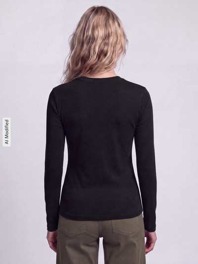 Frauenmodel trägt Slim Fit Langarmshirt aus reiner Baumwolle von s.Oliver RED LABEL in Schwarz, glatte Textur, Ganzkörperansicht Rückansicht, KI-modifiziertes Bild.
