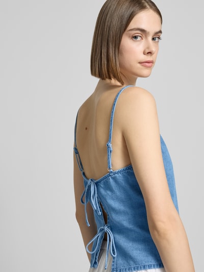 Frauenmodel trägt Top mit Leinen-Anteil in Denim-Optik Modell 'Dot' von JJXX, Tailliert, Spaghetti-Träger, Leinen-Baumwoll-Mix, Nahaufnahme Rückansicht.