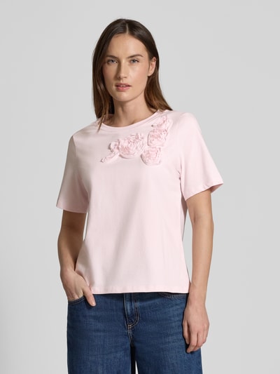 Frauenmodel trägt Regular Fit T-Shirt mit floralem Besatz von Christian Berg Woman Selection, hellrosa, elastischer Baumwoll-Mix, Nahaufnahme Oberkörper.