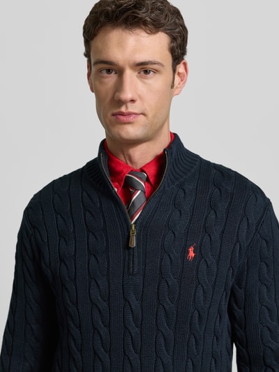 Männermodel trägt Troyer mit Label-Stitching von Polo Ralph Lauren aus reiner Baumwolle im Regular-Fit, Strukturstrick in Dunkelblau, Nahaufnahme Oberkörper.