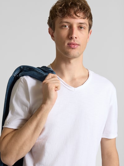 Męski model nosi Regular Fit T-Shirt aus reiner Baumwolle Modell 'BENNE LONGY' von Only & Sons, kolor jednolity, krótki rękaw, V-dekolt, wykończenia z podwijanym brzegiem, materiał bawełna, zbliżenie na górną część ciała