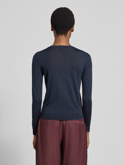 Frauenmodel trägt Regular Fit Pullover aus reiner Schurwolle Modell 'Ferpina' von BOSS in Dunkelblau, glatte Textur, Damen Pullover, Ganzkörperansicht Rückansicht.