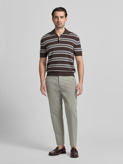 Männermodel trägt Stoffhose mit Gesäßtaschen von Casual Friday, hellgrau, Baumwoll-Elasthan-Mix, gerader Schnitt, Ganzkörperansicht von vorne