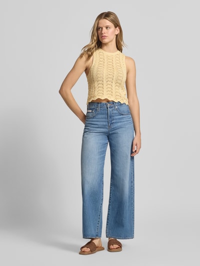 Frauenmodel trägt Stricktop mit Rundhalsausschnitt Modell 'ZURI' von JJXX in Gelb, Reine Baumwolle, Körpernaher-Schnitt, Damen, Ganzkörperansicht von vorne.