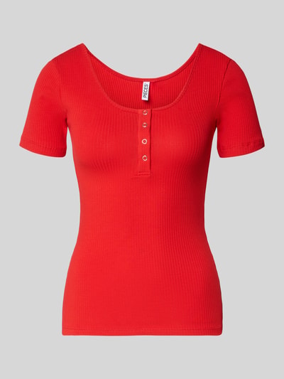 Produktfoto, rotes unifarbenes Slim Fit T-Shirt aus Bio-Baumwoll-Mix mit Rippstruktur, U-Boot-Ausschnitt, kurzarm, Modell 'KITTE' von Pieces