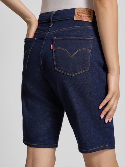 Kobiece modelka nosi Bermuda mit 5-Pocket-Design von Levi's® 300 w tkaninie stylizowanej na denim, krój slim fit, z mieszanki bawełny, widok z tyłu