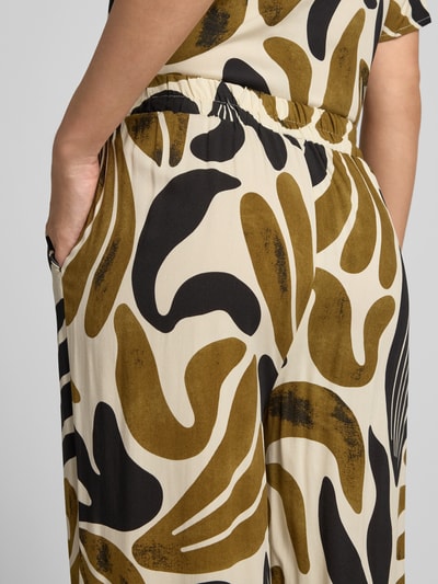 Vrouwenmodel draagt stoffen broek van zuiver viscose in all-over look Model 'FELDI' van Soyaconcept, detailopname zijaanzicht, Bandwijdte maat S 35 cm, Binnenbeenlengte maat S 72 cm, elastische band