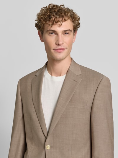 Männermodel trägt Slim Fit Anzug aus Schurwoll-Mix von HECHTER PARIS in Beige mit Reverskragen, Nahaufnahme Oberkörper.