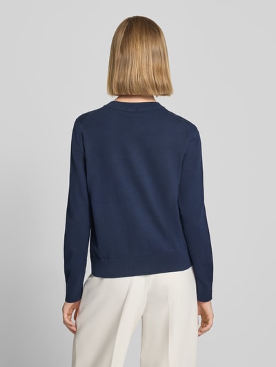 Männermodel trägt Regular Fit Strickjacke aus Baumwoll-Mix mit goldenen Knöpfen von Tommy Hilfiger, Damen Strickjacke, Ganzkörperansicht Rückansicht