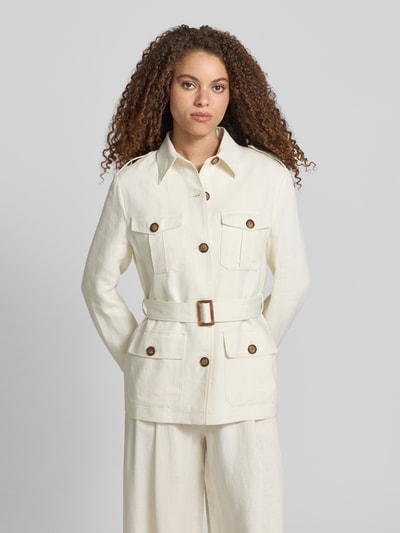 Frauenmodel trägt Regular Fit Blazer aus Leinen-Viskose-Mix von Jake*s Collection in Creme mit Gürtel, Umlegekragen, Pattentaschen, Knopfleiste, Ganzkörperansicht von vorne. Rückenlänge 70 cm, Brustweite 49 cm, Ärmellänge 61 cm bei Größe 38.