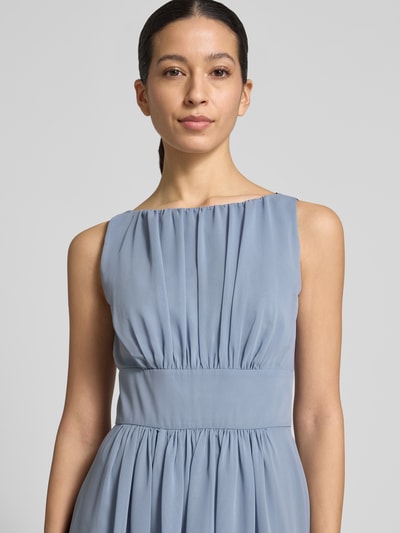 Frauenmodel trägt Cocktailkleid mit Rundhalsausschnitt und Taillenband von Swing, Chiffon, taillierter Schnitt, Nahaufnahme Oberkörper.