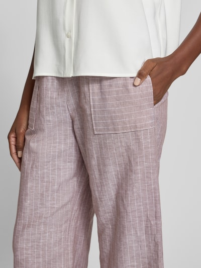 Männermodel trägt Wide Leg Pants aus Leinen-Mix mit Eingrifftaschen von MM by Max Mara, luźny krój, elastyczny pas, kieszenie boczne, sztruksowy wzór, szerokość w rozmiarze 36: 37 cm, długość nogawki wewnętrznej 80 cm, model 'FAUNA', z bawełną, detalaufname okolicy bioder.