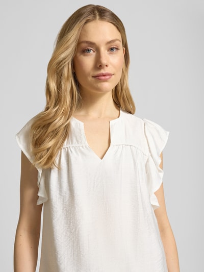 Frauenmodel trägt Bluse aus Viskose-Mix mit Rüschen Modell 'HETTA' von ICHI, Serafino-Ausschnitt, Gerader-Schnitt, Nahaufnahme Oberkörper.