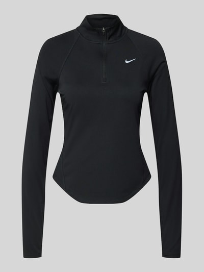 Produktfoto, schwarzes Damen Funktionsshirt mit Reißverschluss und Logo Modell 'Tempo' von NIKE TRAINING im Slim-Fit mit Stehkragen, Rückenlänge 58 cm bei Größe S, glatte Textur und dezente Farbkontraste